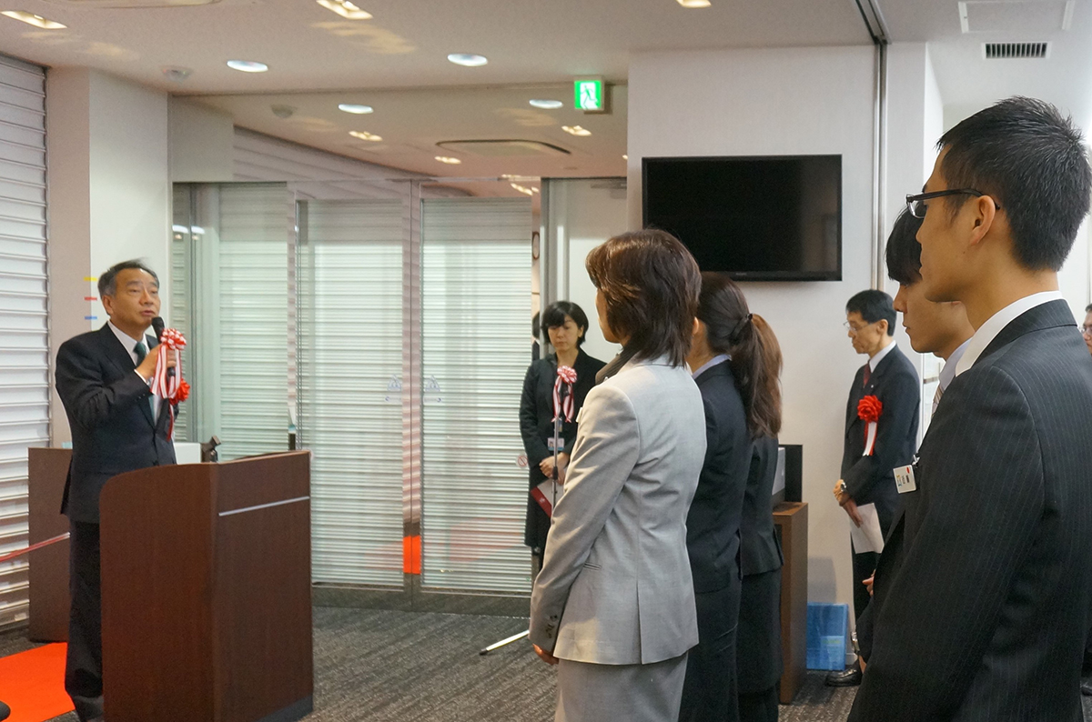 市川支店 開店の日、激励に訪れた常陰社長