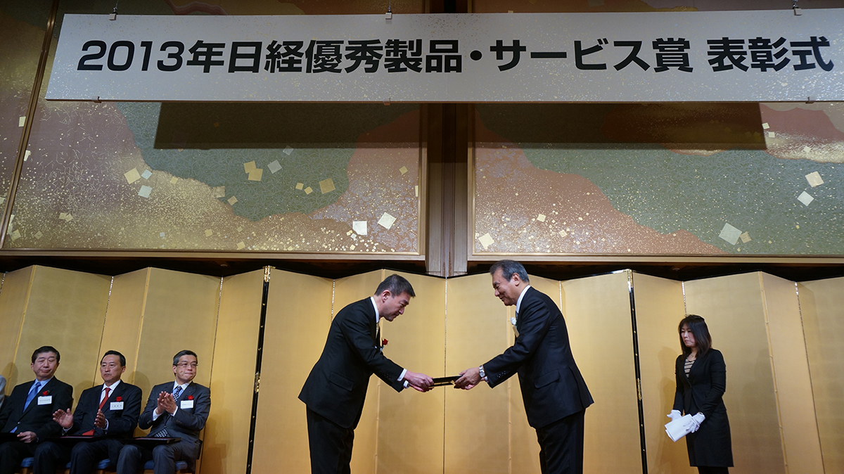 表彰状を受ける北村邦太郎会長