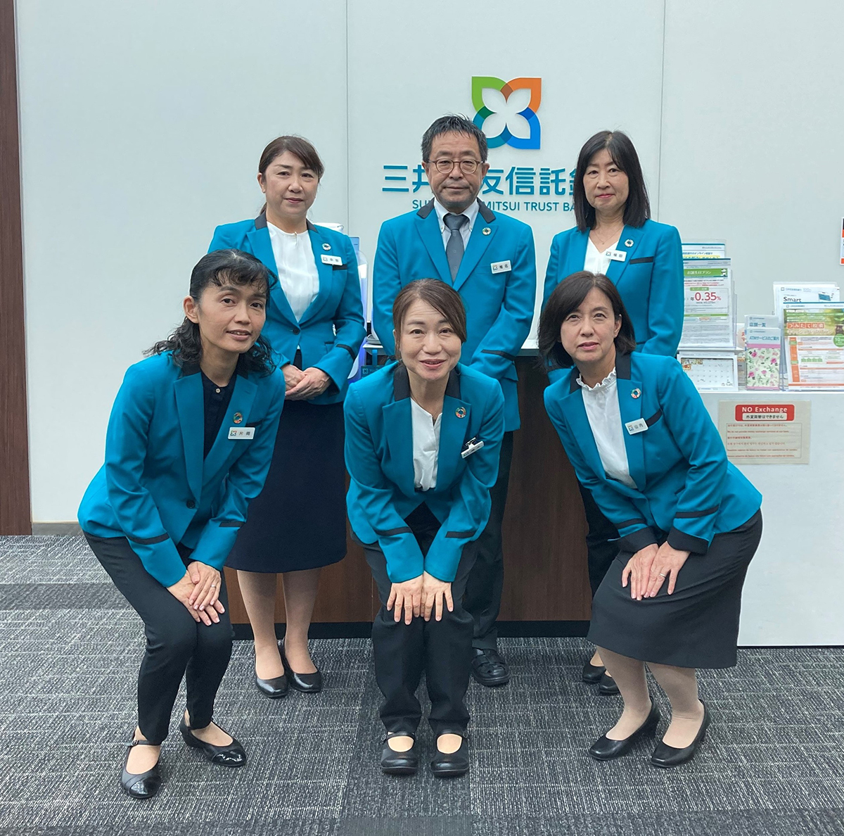 制服を着用したロビーアテンダント