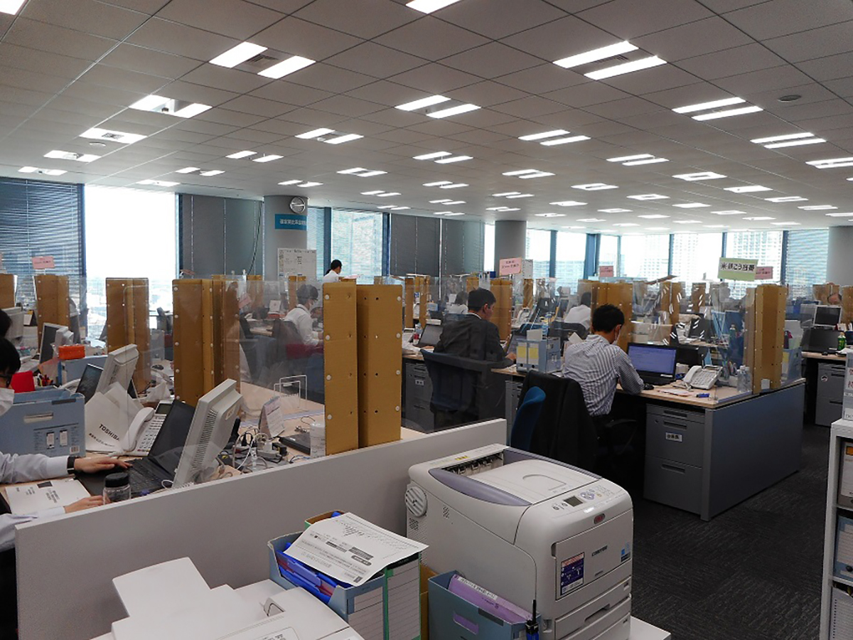 アクリル板を設置し、飛沫感染対策を施したオフィス
